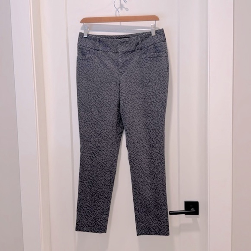 Women’s Banana Republic Jackson Fit pants in grey snow leopard print